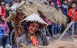 [ẢNH] Đầu xuân xem người đội trâu rơm đi cày, trai giả gái tung trấu gieo mạ...